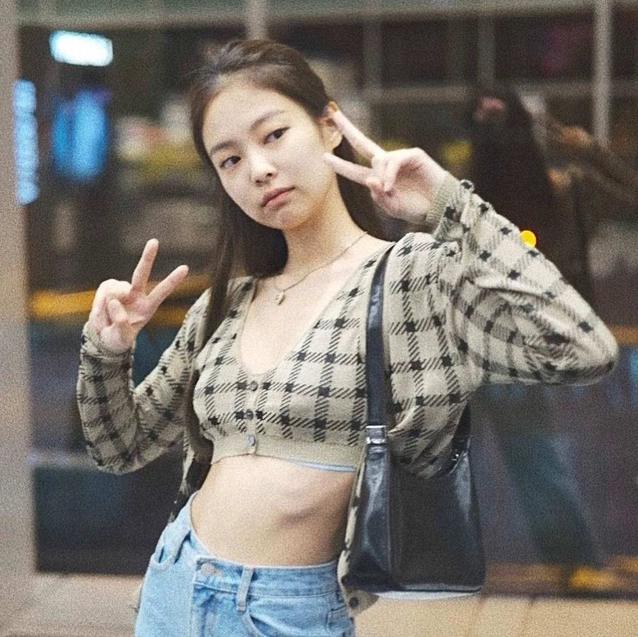 jennie blackpink áo croptop bra top kẻ sọc quần jeans