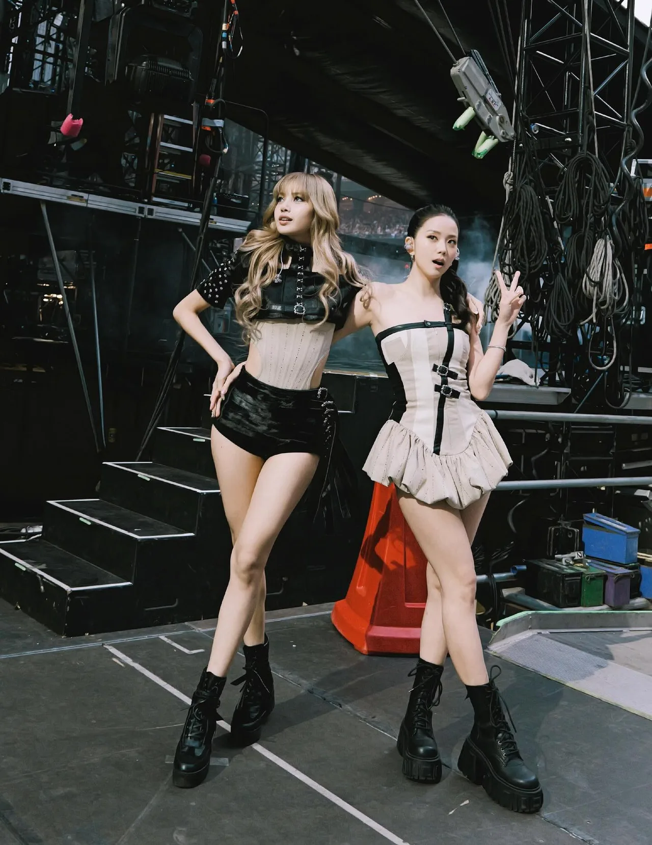 Lisa và Jisoo diện boots cao cổ mùa thu 2025