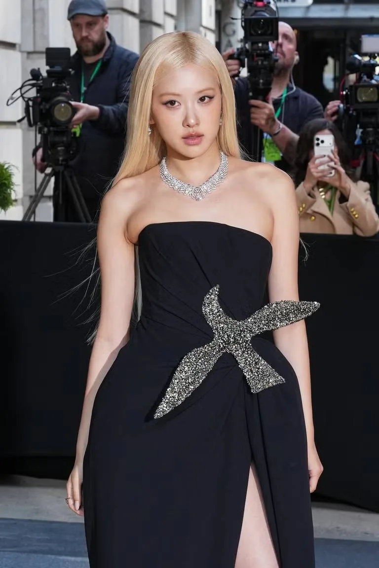 Rosé tại met gala 2026