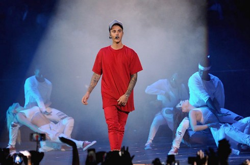 Justin biểu diễn single của anh "What Do You Mean?".