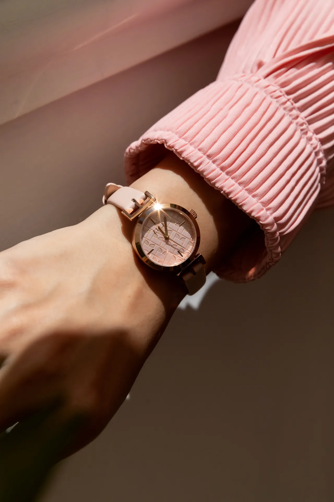 Tú Hảo gợi ý mix n match đồng hồ theo phong cách Paris