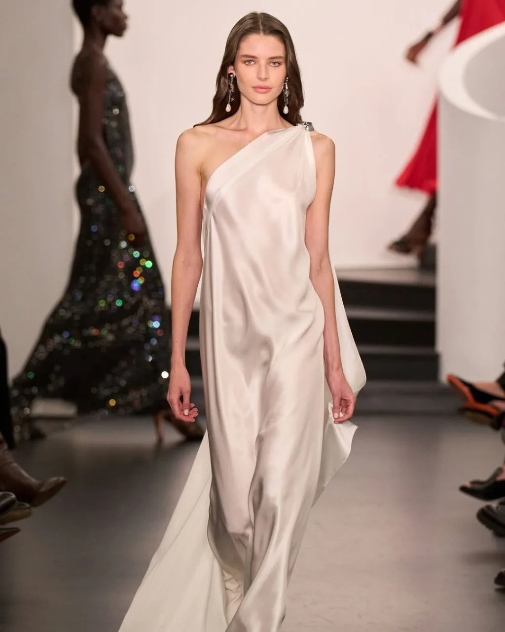 Kết hợp váy satin cùng khuyên tai bản lớn mang phong cách “modern glamour”