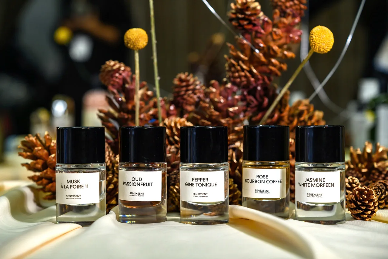 Hình ảnh nước hoa SENSXSENT PARFUMS tại ELLE Beauty Awards 2026.