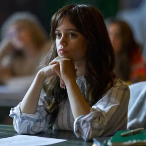 Thoát khỏi cái bóng ma mị của Wednesday, Jenna Ortega hóa nàng thơ trong “Miller’s Girl”