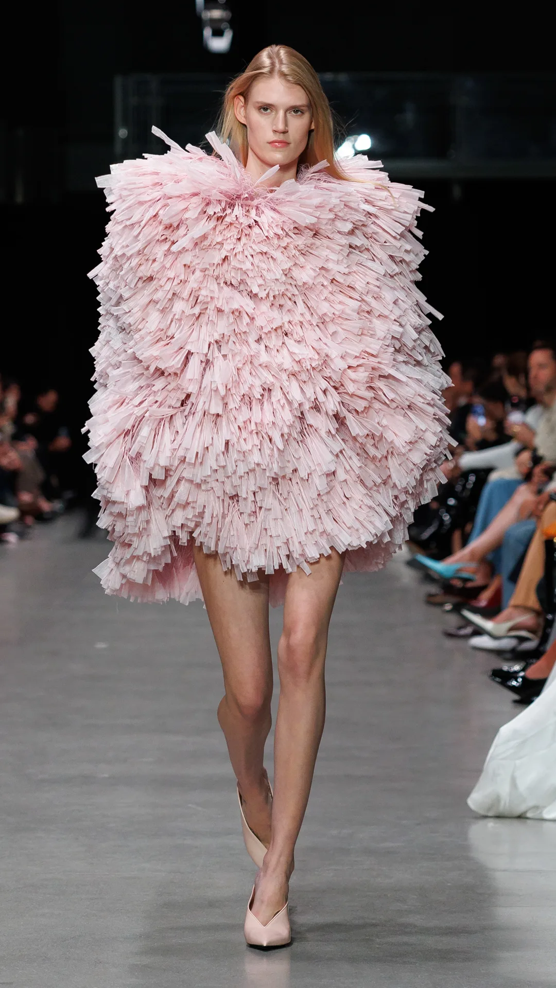 Chiếc váy “đám mây hồng” của Stella McCartney.