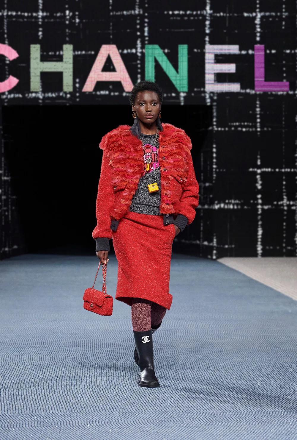 Kiểu tóc Afro đày thú vị tại sàn diễn Chanel 2022. Kiểu tóc Afro đày thú vị tại sàn diễn Chanel 2022.