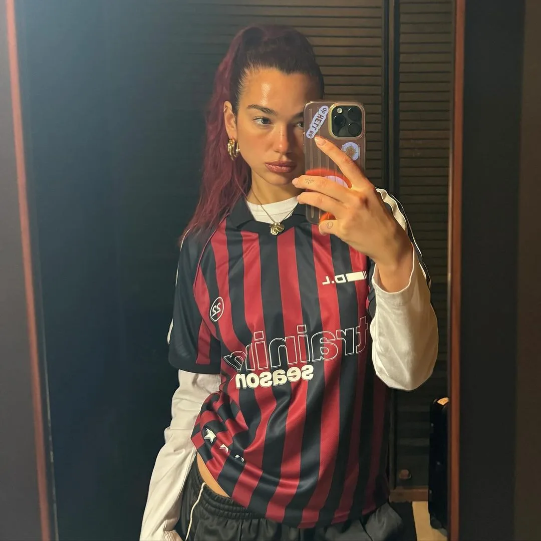 Dua Lipa diện áo jersey