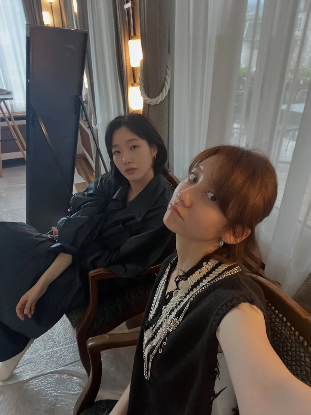 Phụ kiện "đinh" cân mọi phong cách của Kim Go Eun