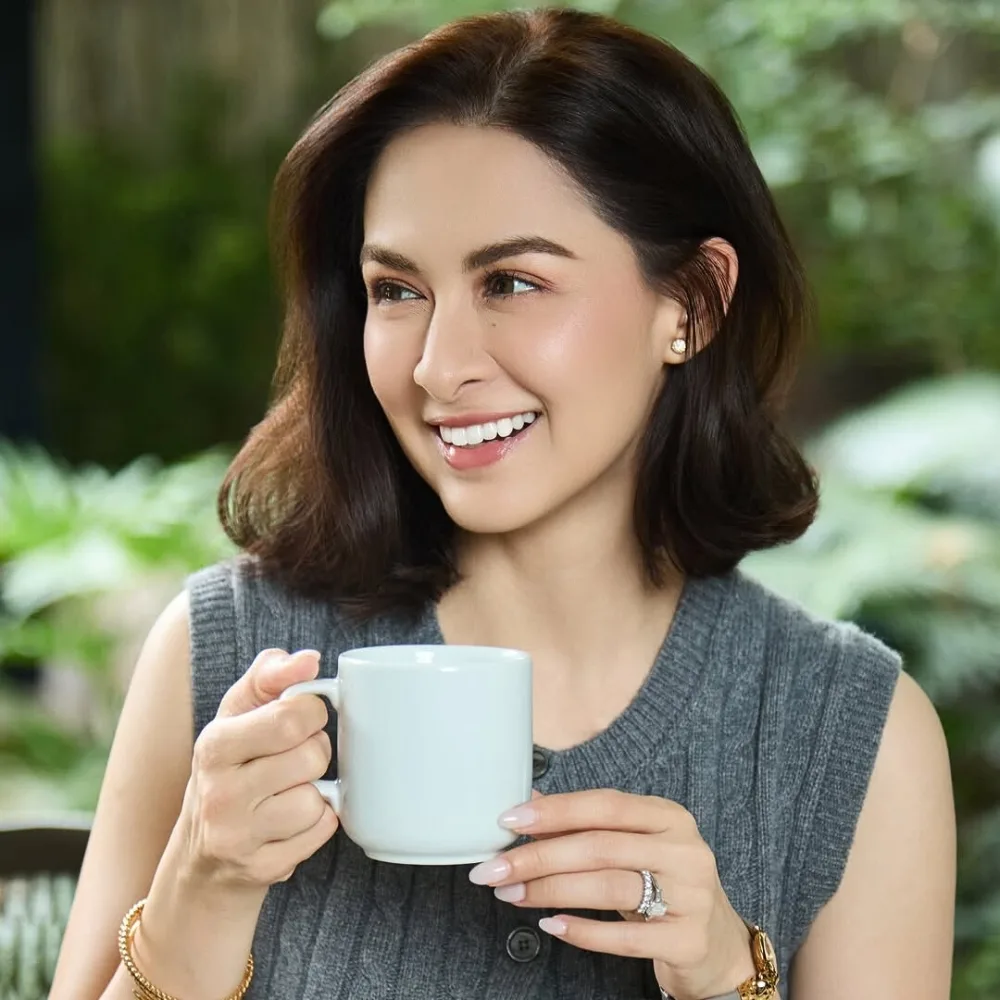 Marian Rivera cầm cốc trắng