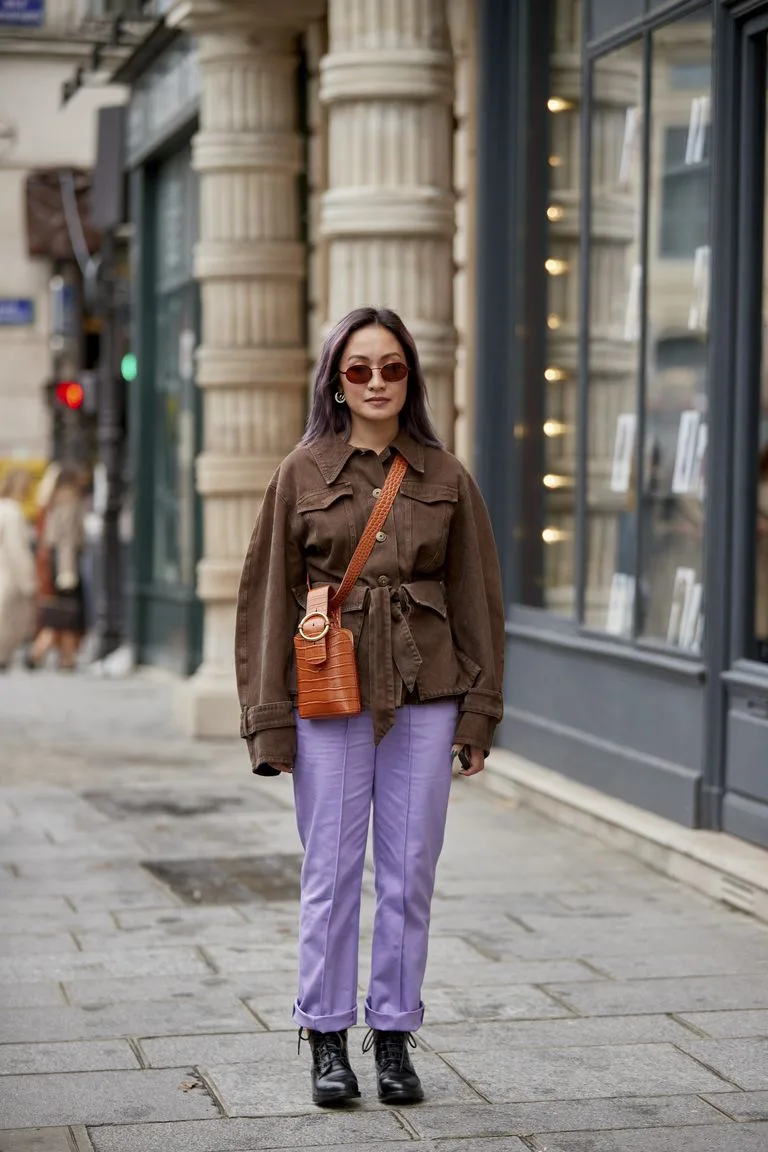 Áo khoác denim màu nâu phối cùng quần tím