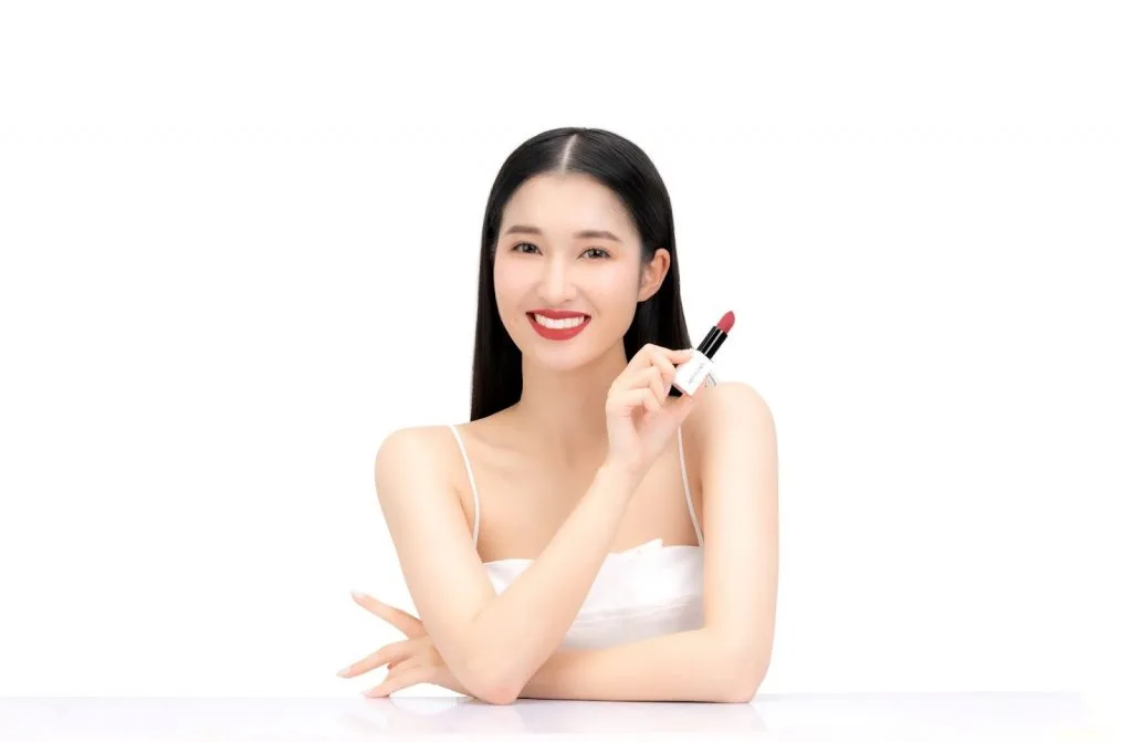 Á hậu Phương Nhi tin chọn dòng son Artistry Go Vibrant để tôn vinh sắc vóc của mình trong nhiều sự kiện quan trọng và trong cuộc sống hằng ngày