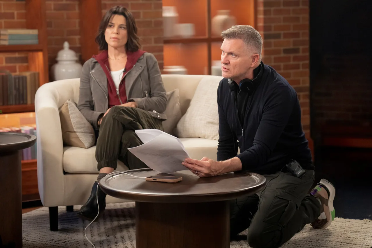 Neve Campbell và đạo diễn Kevin Williamson chia sẻ trên phim trường Tiếng Thét 7.