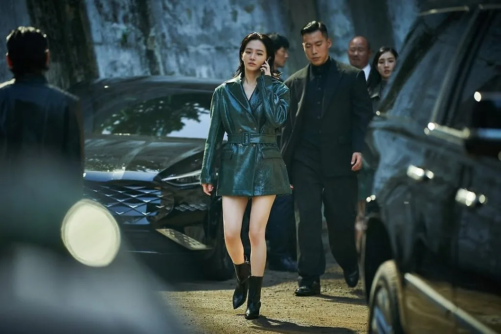 Park Gyu-young áo khoác da biker, đôi boots cao cổ mạnh mẽ