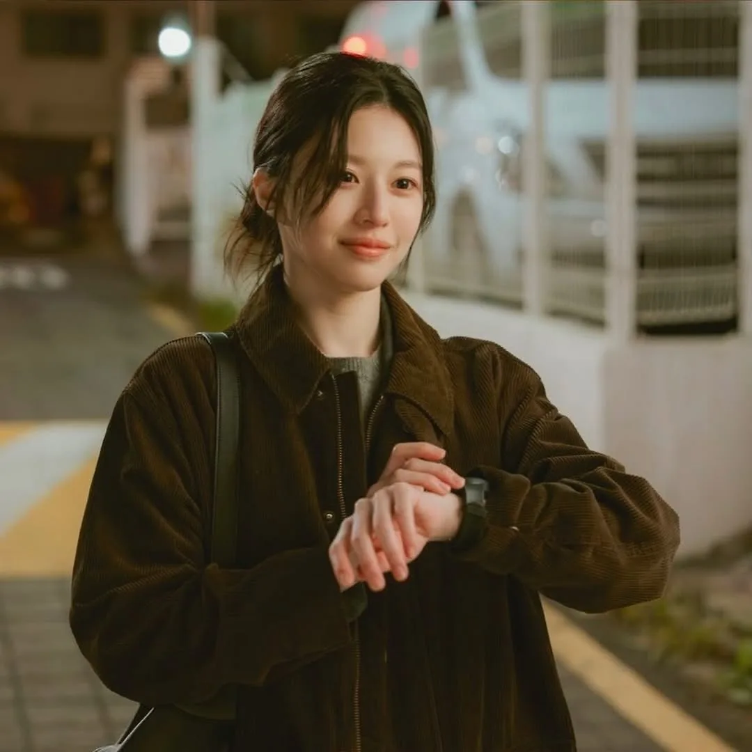 Bản phối layering tinh tế giữa áo dệt kim và blazer đứng phom – biểu tượng cho lòng tự trọng nơi công sở của Eun Ah.