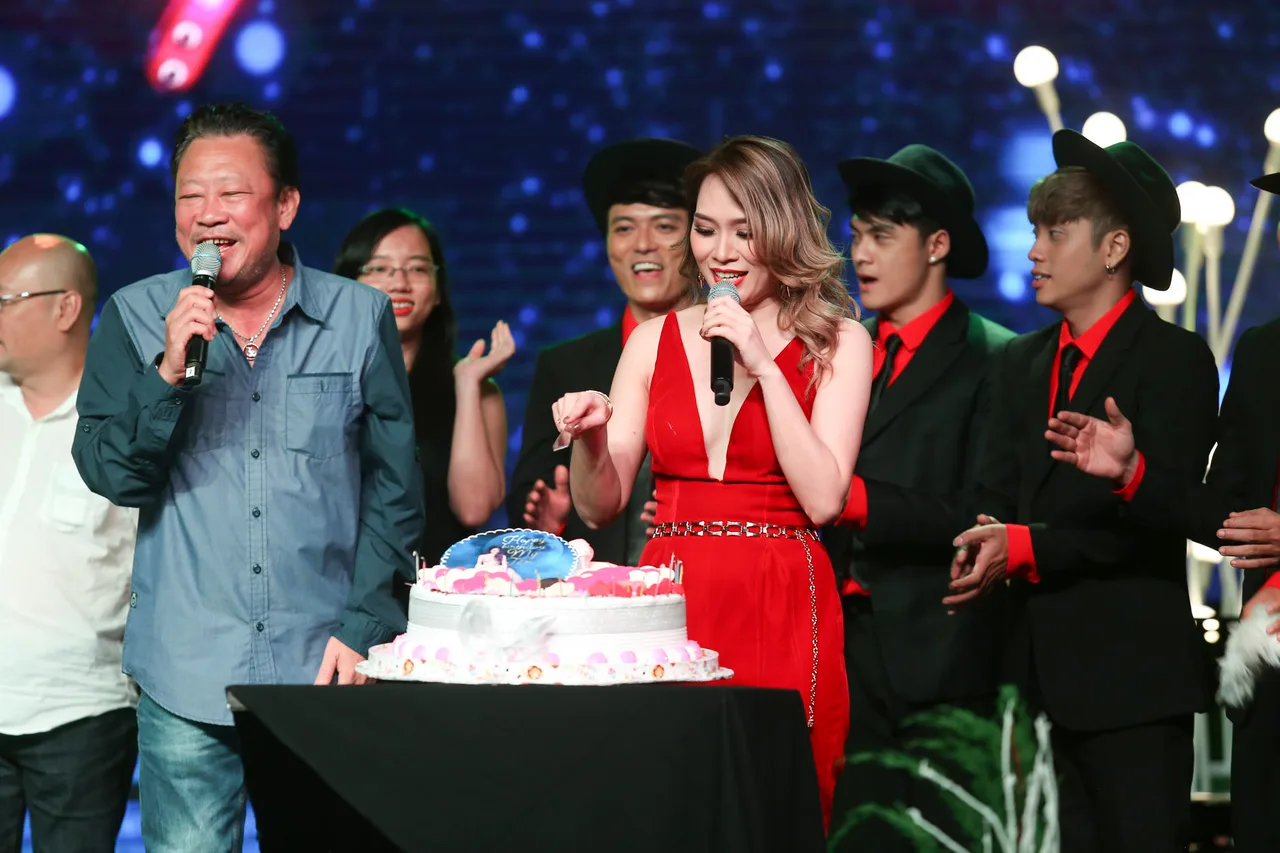 Mỹ Tâm liveshow Ô cửa màu xanh - elle vietnam
