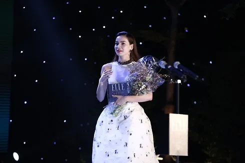 Ca sĩ Hồ Ngọc Hà lên nhận giải