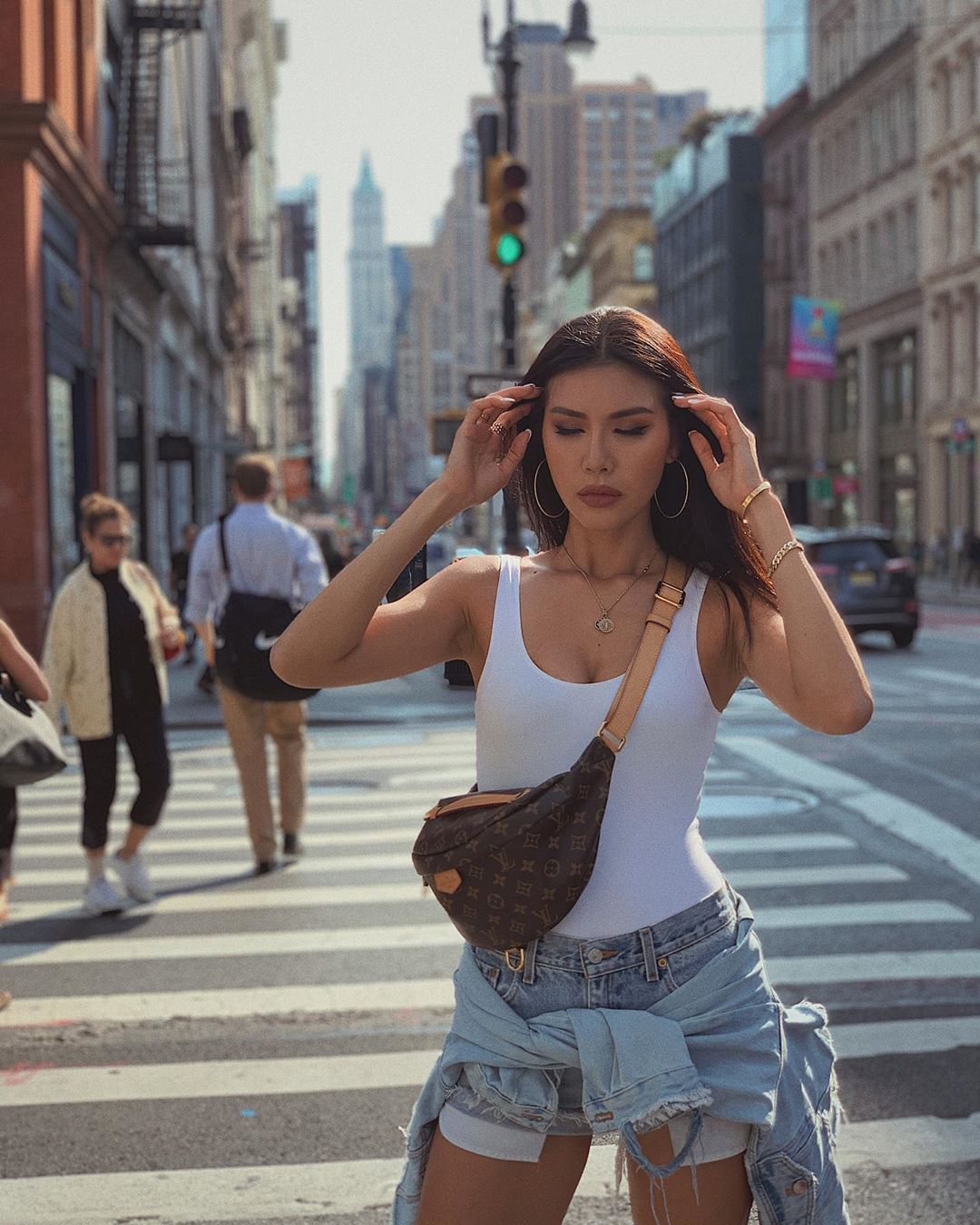 Minh Tú mặc bodysuit màu trắng và quần short jeans