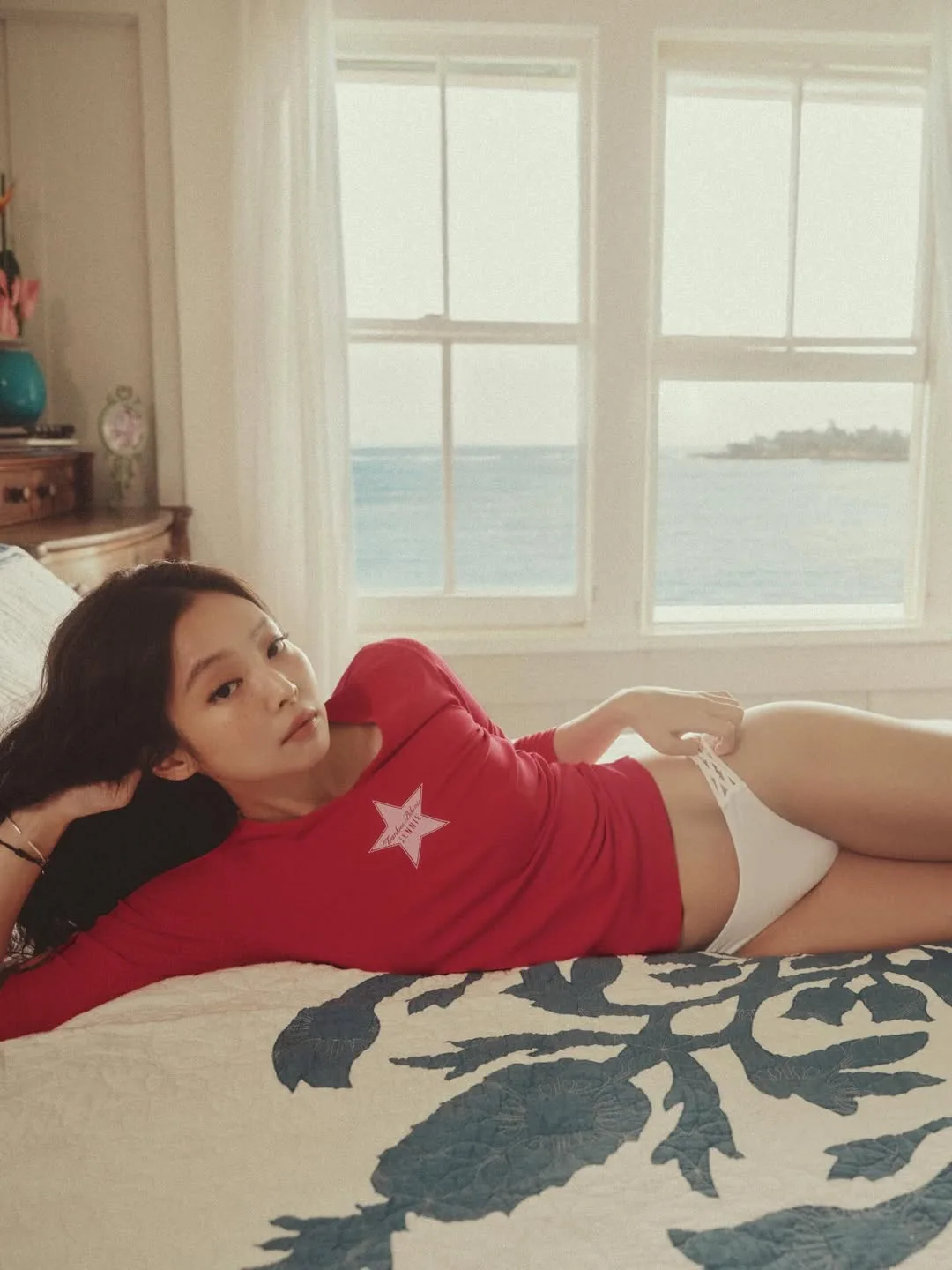 Jennie trong bộ ảnh hợp tác cùng Frankies Bikinis