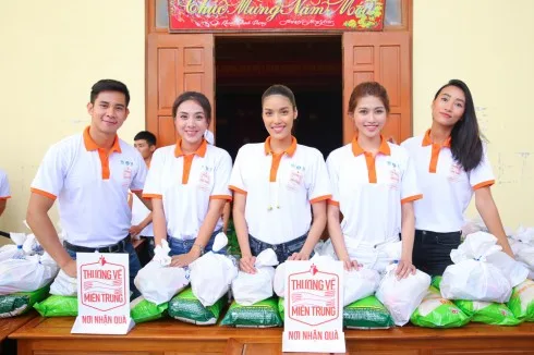 Hơn 24.000 phần quà đã được chuyến xe "Thương về miền Trung" trao đến tay người dân