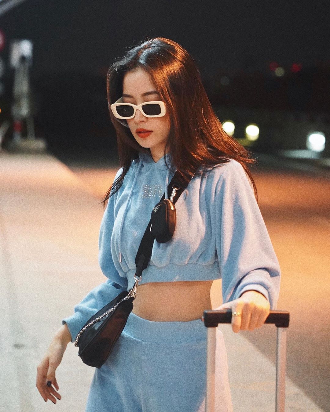Chi Pu đeo kính thời trang chữ nhật viền trắng