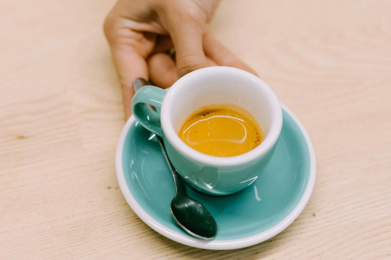 Tránh caffeine và rượu bia trước khi wax.