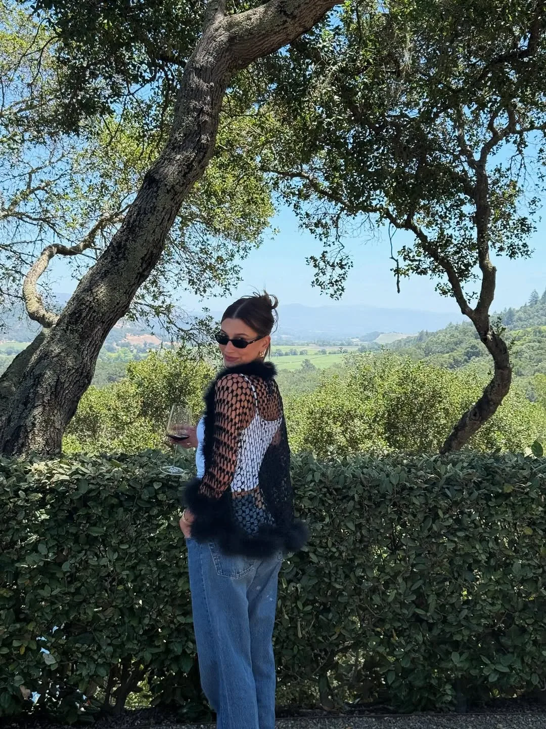 Hailey bieber diện tank top trắng