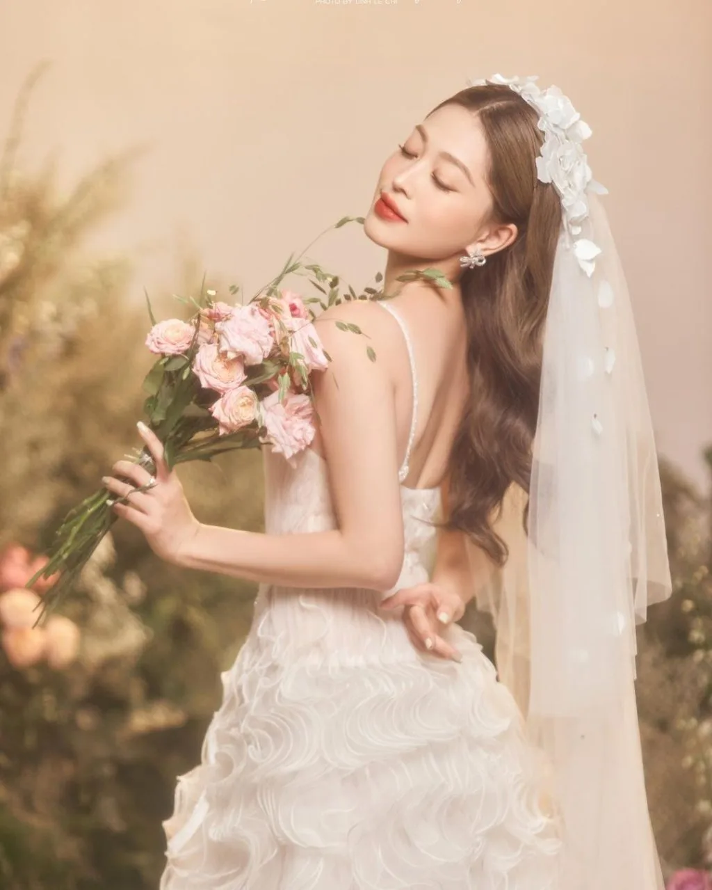 Á hậu Phương Nga mặc váy cưới xinh đẹp