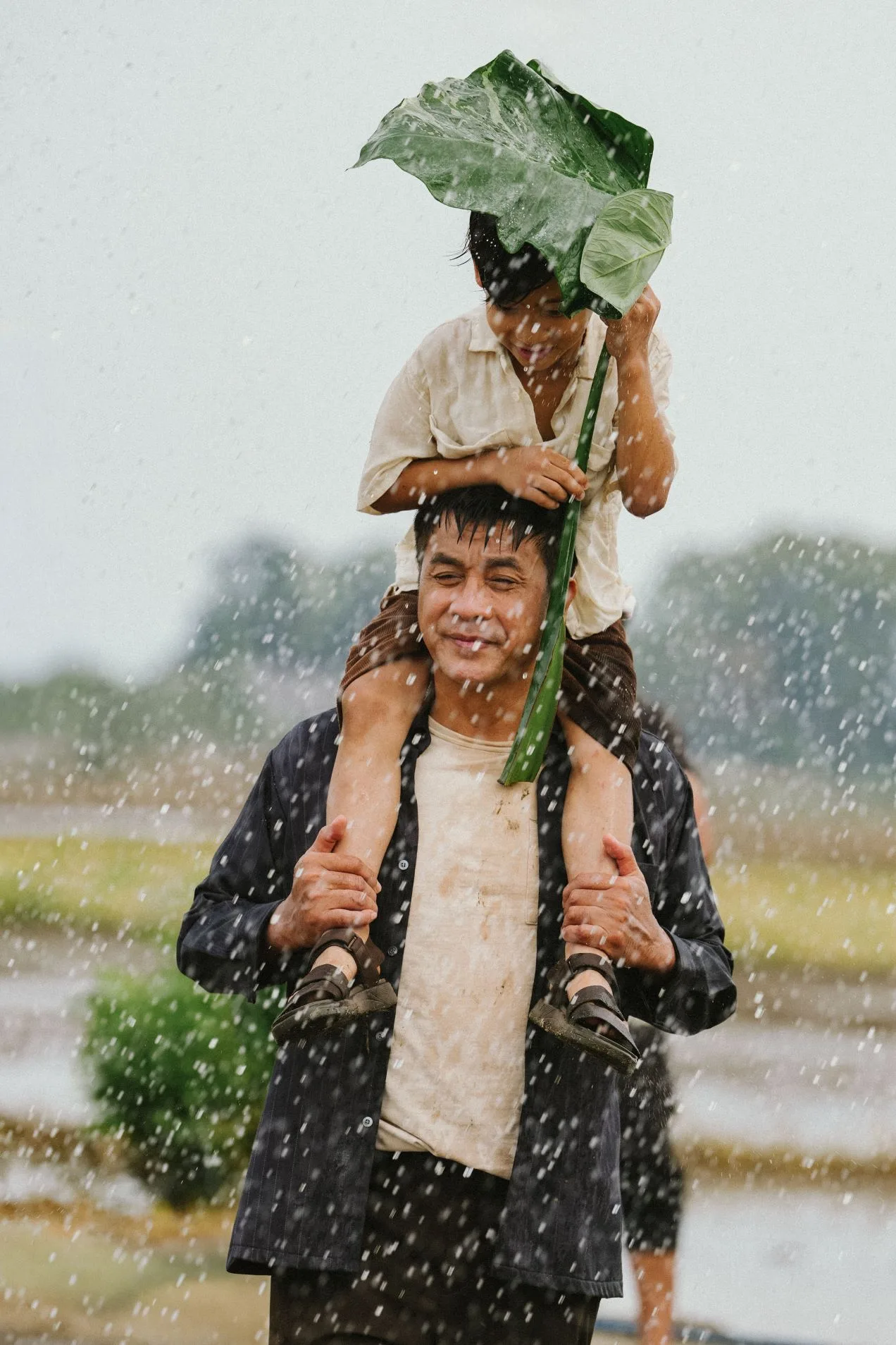 phân cảnh người cha cõng con trai dưới mưa trong MV.