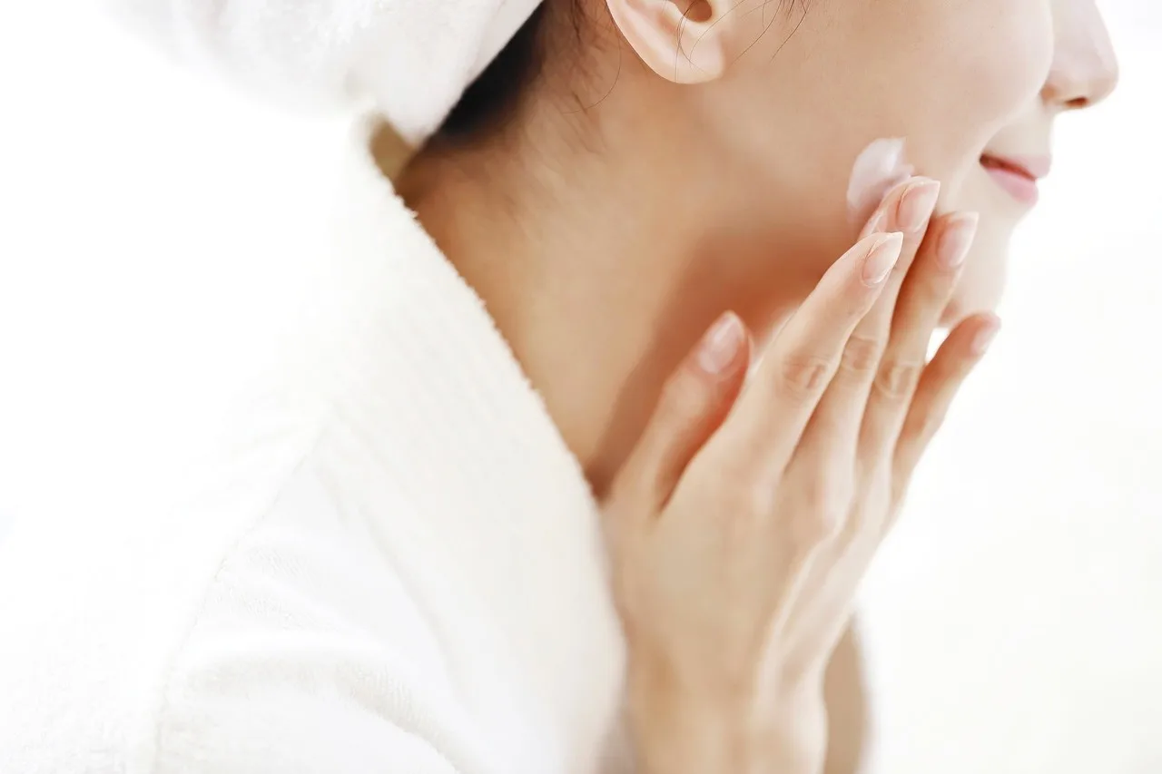 Nhiều người vẫn nhầm lẫn về tác dụng của benzoyl peroxide và axit salicylic. Ảnh: Gettyimages. dưỡng ẩm trị mụn