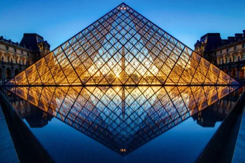 Đêm xuống tại bảo tàng Lourve