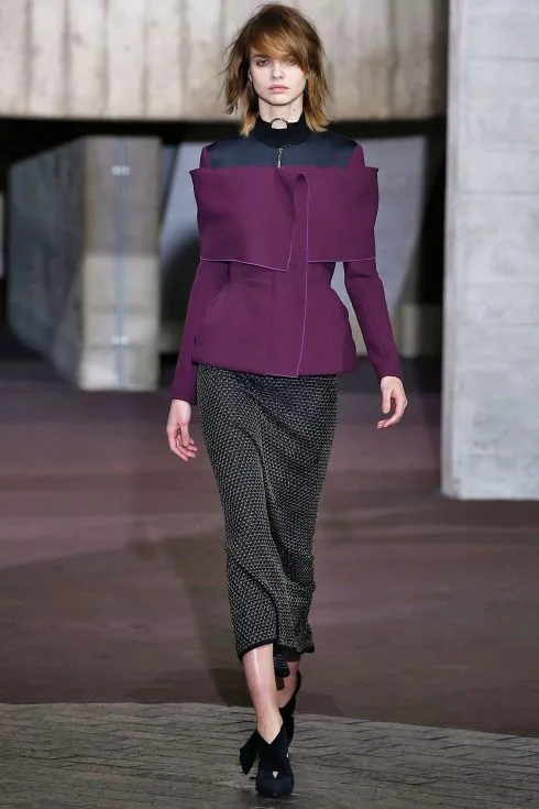 Một thiết kế trong BST Thu-Đông 2017 của Roland Mouret