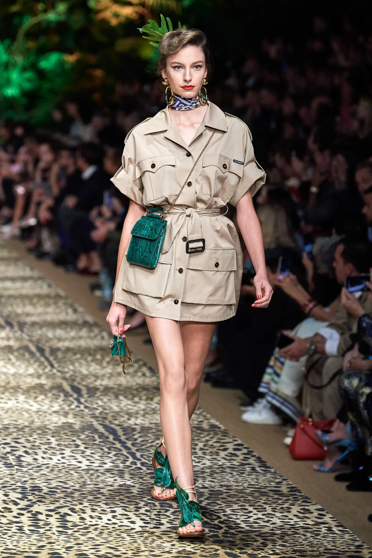 BST Dolce & Gabbana Xuân - Hè 2020 - phụ kiện xanh cổ vịt