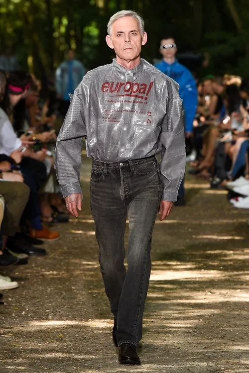 Voi Balenciaga, nguoi dan ong gia dinh tro nen thoi thuong hon bao gio het