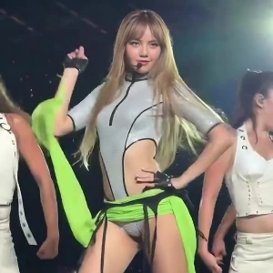 Lisa (BLACKPINK) diện local brand Việt trong ngày tái khởi động DEADLINE World Tour ở Đài Loan