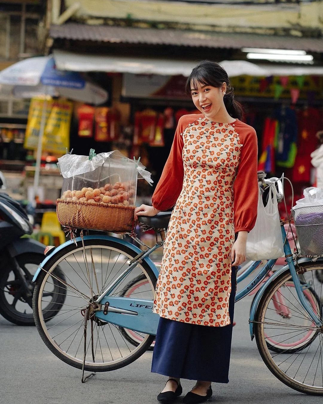 áo dài hoa màu đỏ