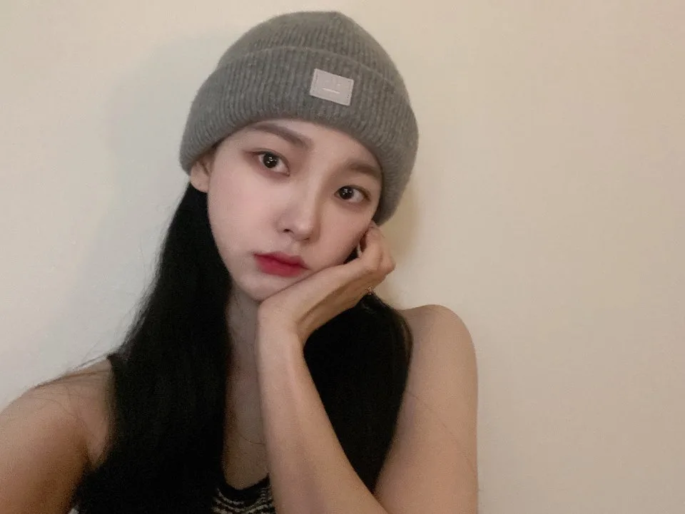 Karina đội mũ beanie len