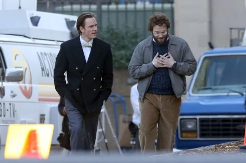 Michael Fassbender và Seth Rogen tại một nơi gần trụ sở Apple, California