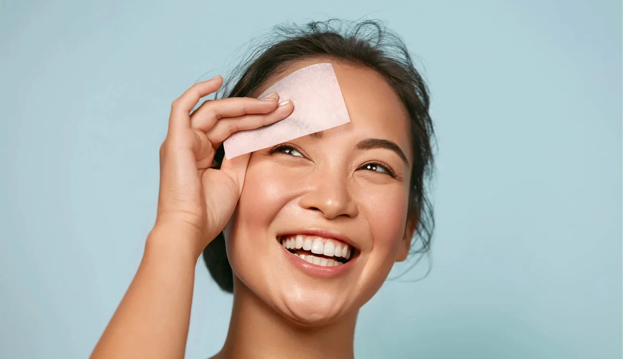 cô gái dùng giấy thấm dầu