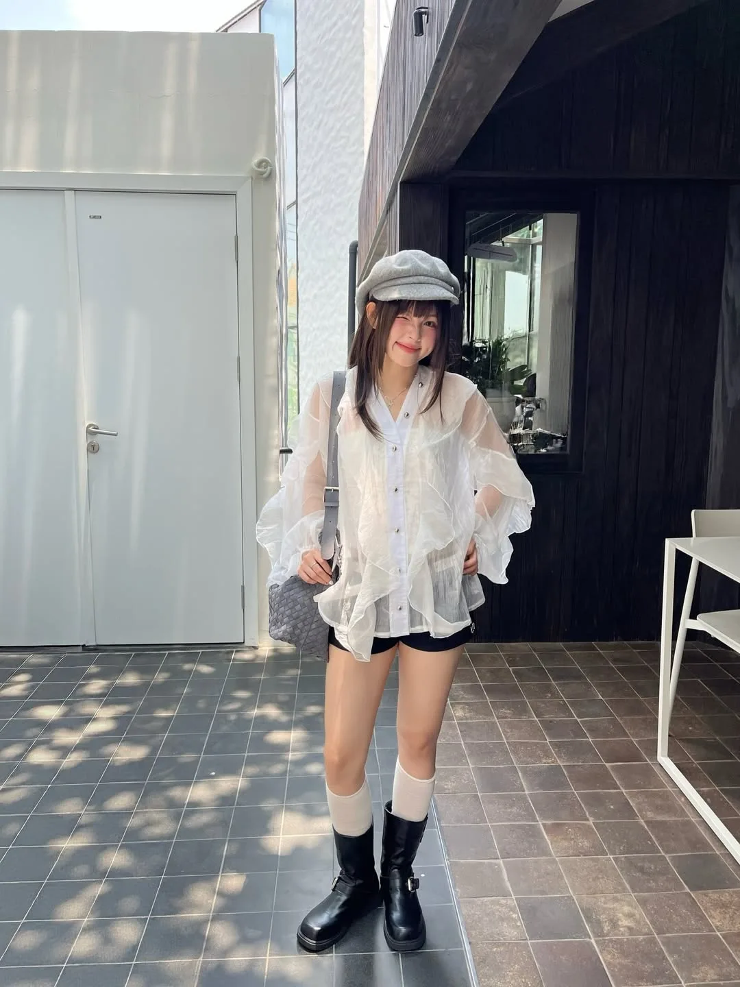 Chi tiết tay bồng xếp nếp từ vải voan tạo độ phồng tự nhiên mà không gây cảm giác nặng nề.