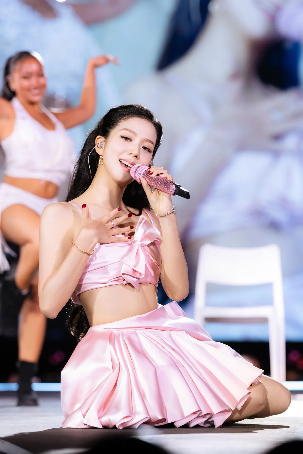 Jisoo diện váy hồng local brand