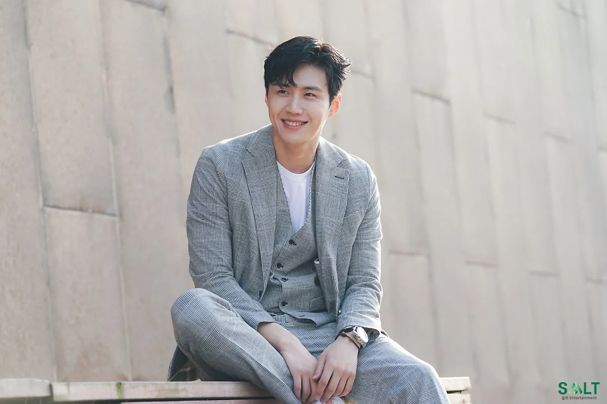 nụ cười má lúm của kim seon ho