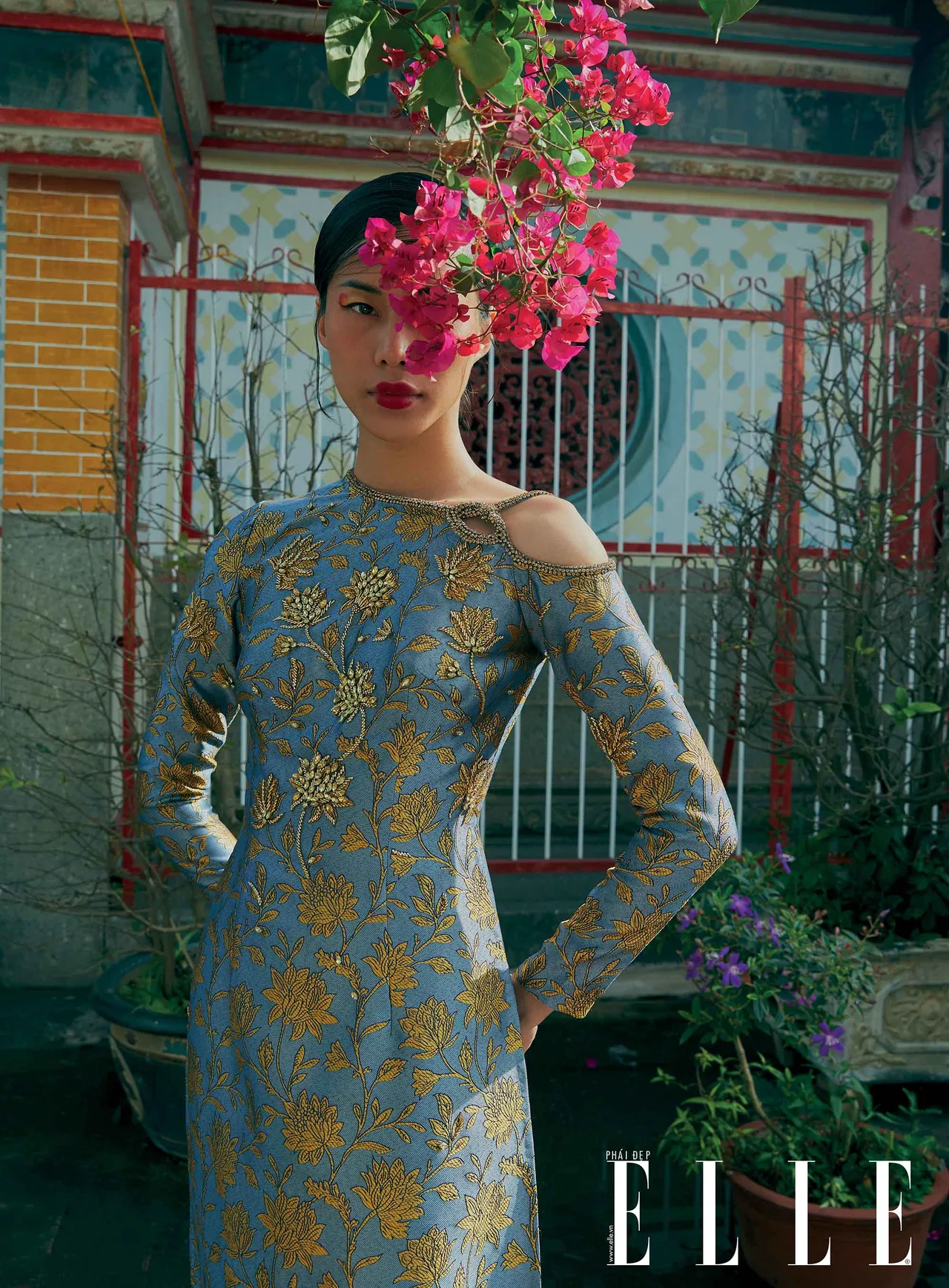 áo dài hoa văn màu vàng Lê Thanh Hòa áo dài hoa văn màu vàng Lê Thanh Hòa
