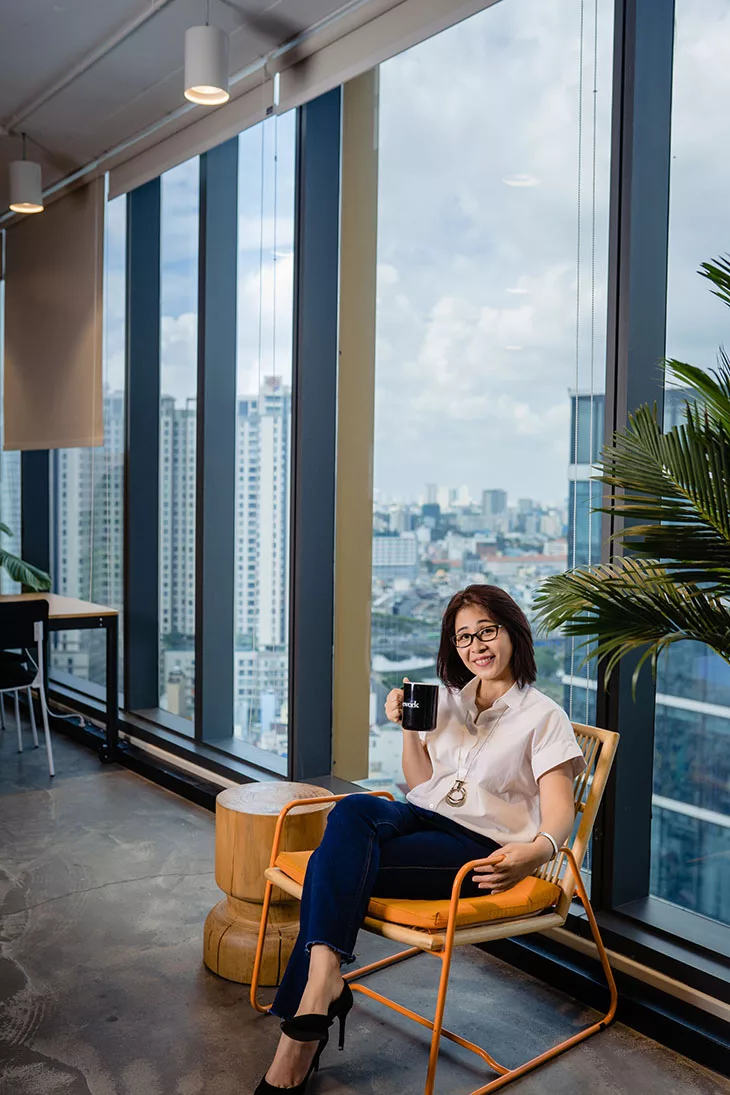bodyline ceo hà thị lan hương ngồi cầm ly cà phê bên cửa sổ