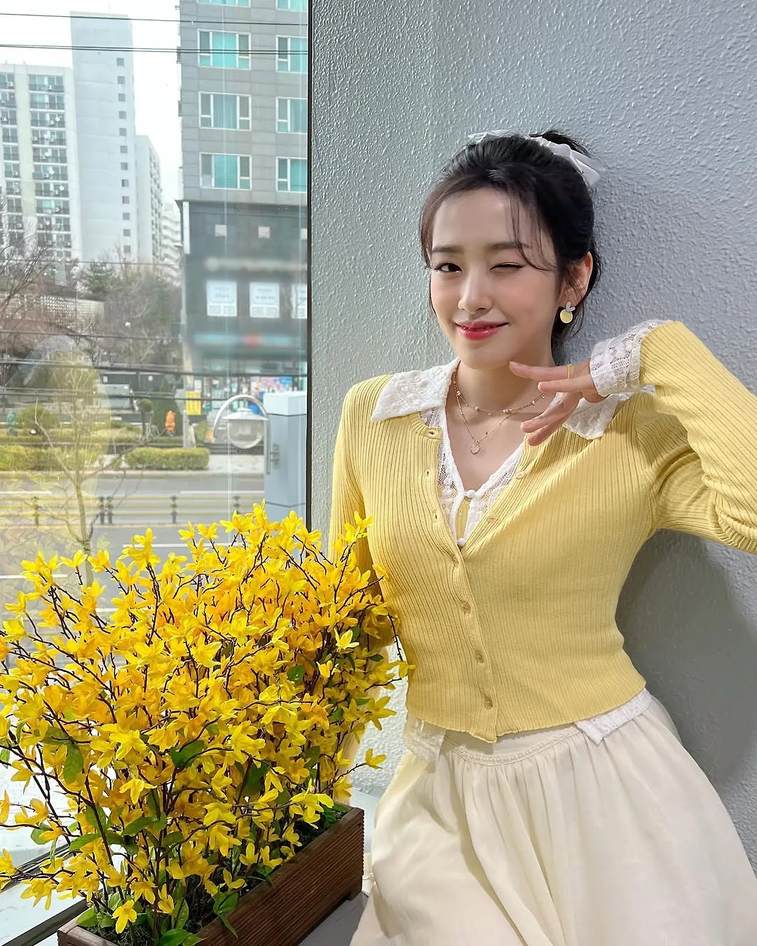 áo vàng pastel ngắm hoa anh đào