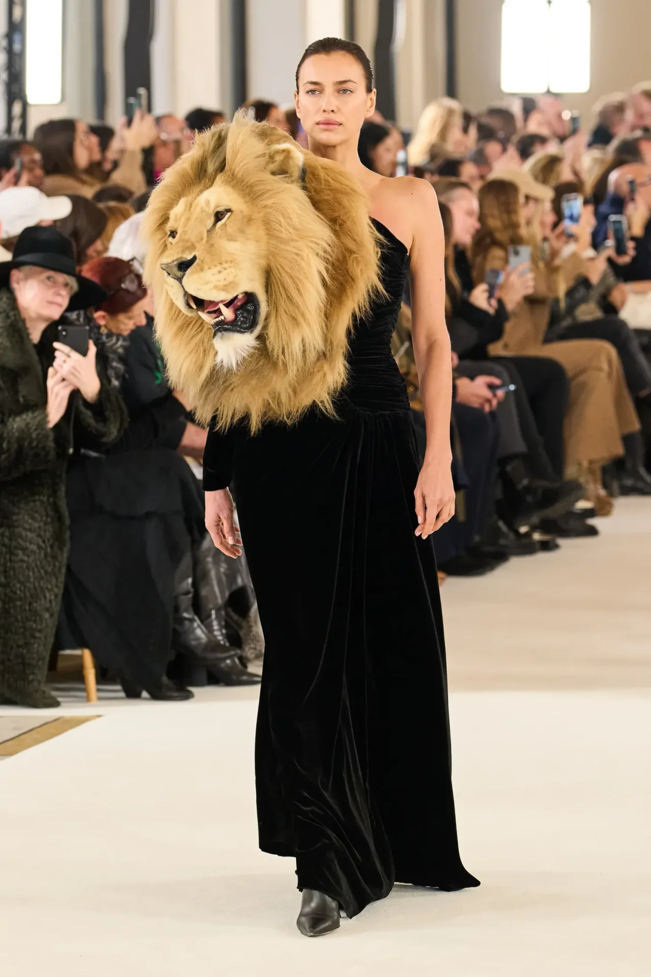 Irina Shayk x Schiaparelli Haute Couture Xuân Hè 2023