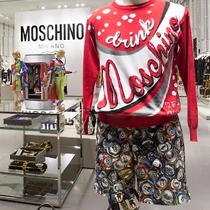 bai toan kinh te cua thuong hieu Moschino
