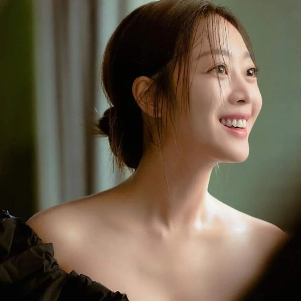 Nữ chính "Nuốt Vàng" tươi cười rạng rỡ, làn da căng bóng mịn màng tỏa sáng dưới ánh sáng.