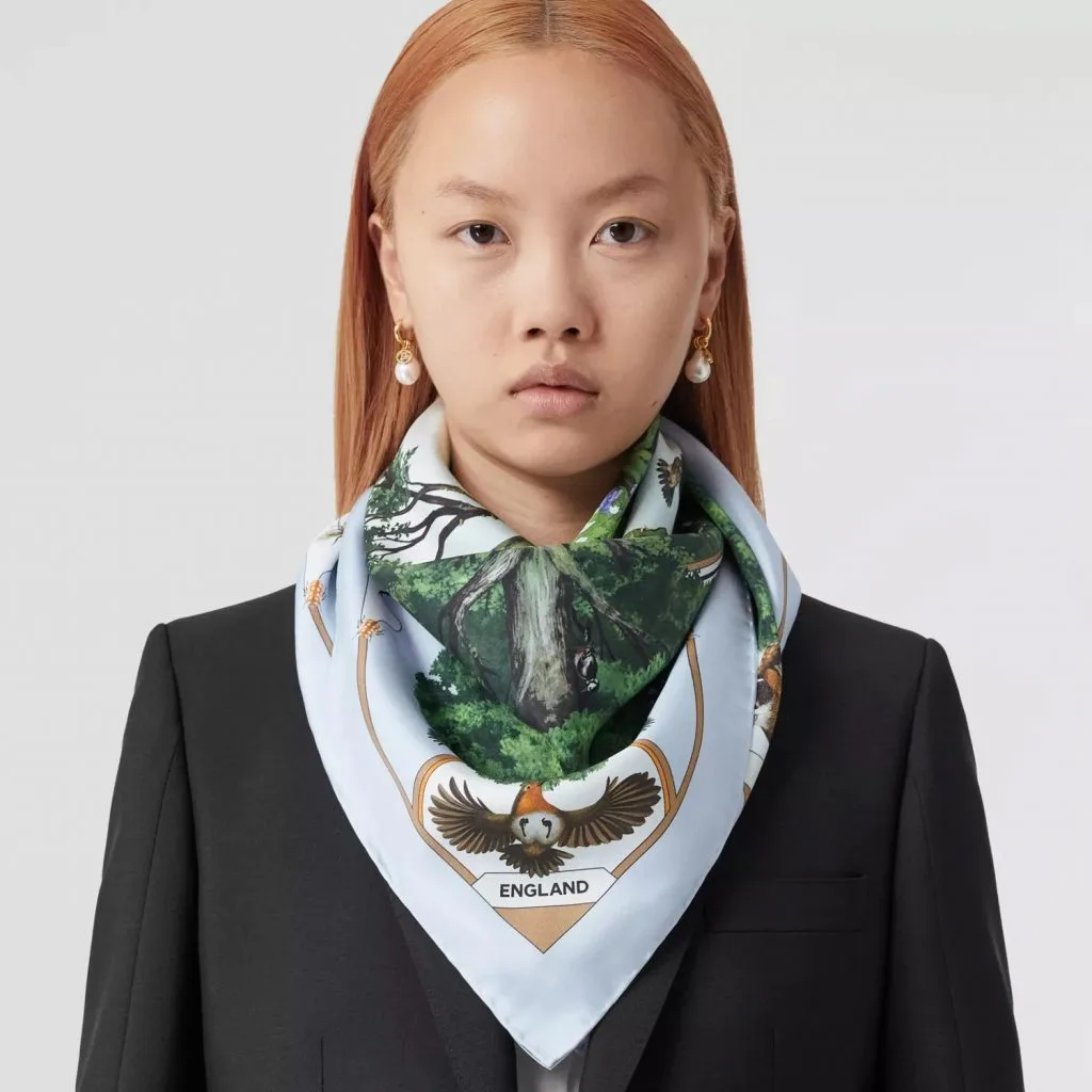 khăn lụa Burberry ra mắt nhân dịp 70 năm đại lễ bạch kim của Nữ hoàng Anh