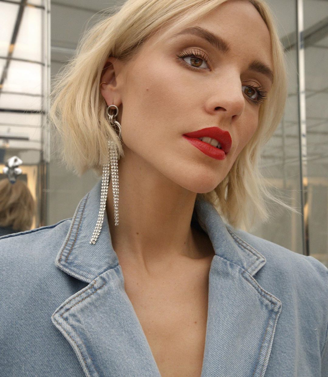 Hoa tai tua rua bạch kim và áo blazer denim
