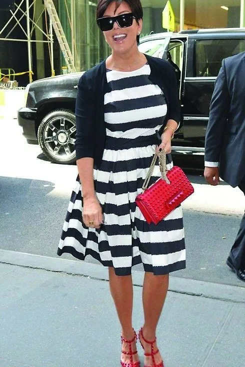 Phụ nữ ngoài 50 hãy ăn mặc sành điệu như Kris Jenner